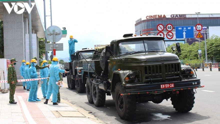 Quân khu 5 phun thuốc khử khuẩn tại quận Thanh Khê, Đà Nẵng