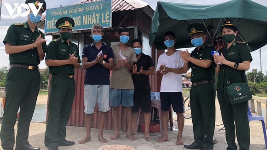 Quảng Bình cứu 8 ngư dân bị chìm tàu