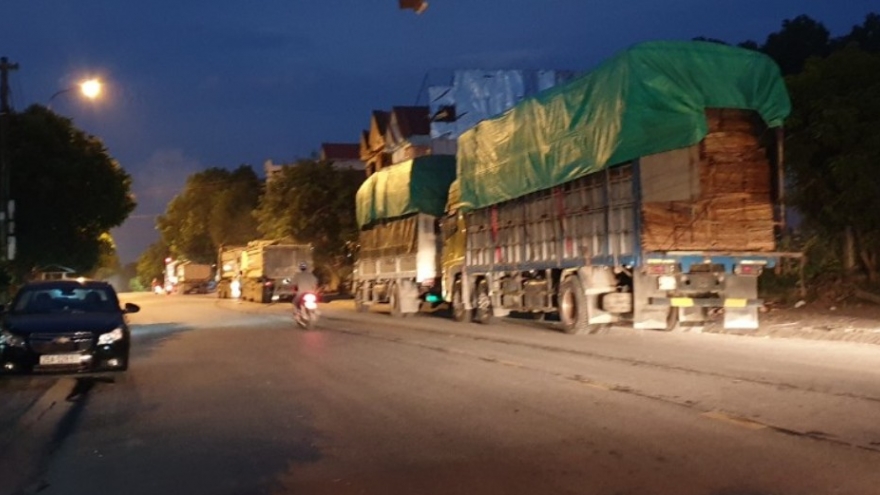 Xe tải cỡ lớn xếp hàng dài chờ thời cơ “né” trạm cân