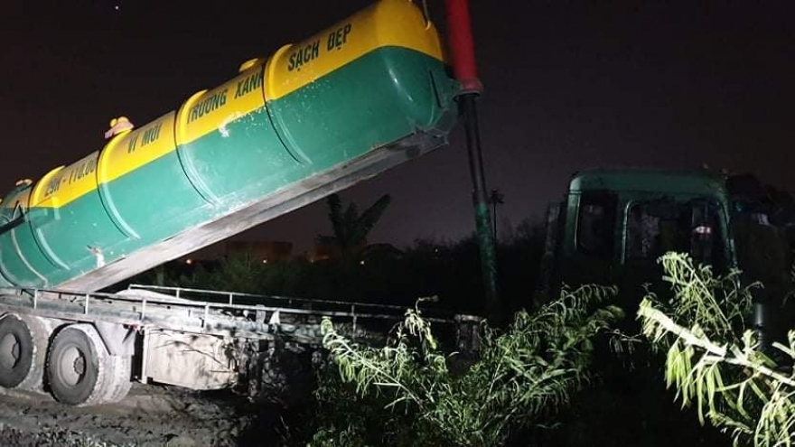 Phát hiện 2 xe bồn của đơn vị môi trường đổ trộm chất thải ra Đại lộ Thăng Long