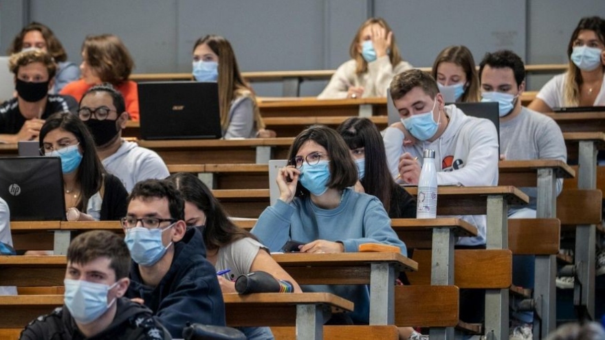Dịch Covid-19 bùng phát mạnh trong các trường đại học tại Pháp