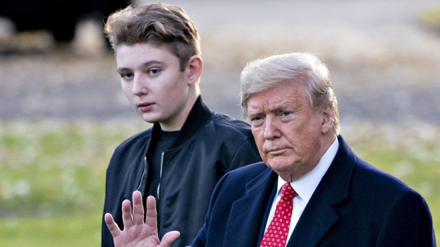 Ông Trump nói con trai Barron hết mắc Covid-19 “trong 15 phút”