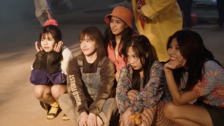 Thiều Bảo Trâm diễn xuất nhập tâm, chịu để bạn diễn đánh 15 lần trong hậu trường MV