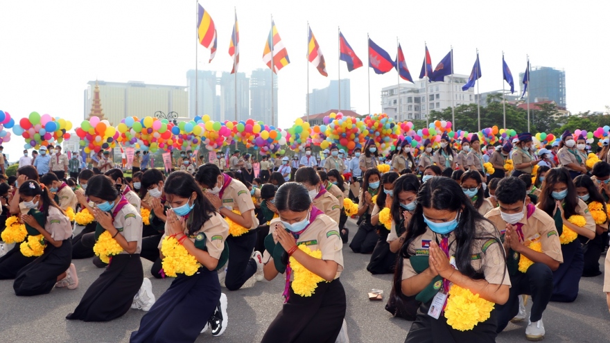 Ảnh: Người dân Campuchia thành kính chào đón Quốc vương Sihamoni tới lễ Quốc khánh