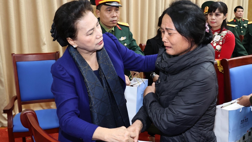 Chủ tịch Quốc hội thăm, chia sẻ với những gia đình liệt sỹ trong cơn bão số 6