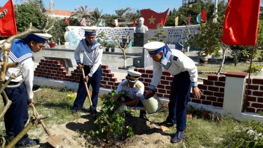 Những công trình sừng sững, hiên ngang ở Trường Sa: Mồ hôi và cả xương máu