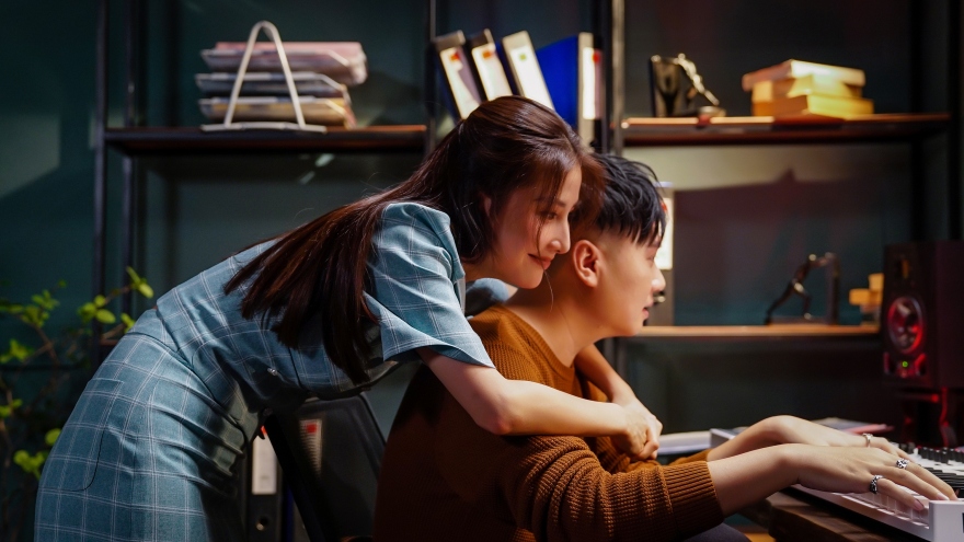 Diễm My 9x hoá thân thành người tình của Vương Anh Tú trong MV mới