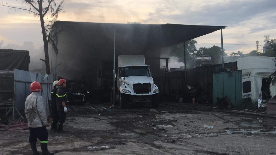 Cháy bãi xe ở Quận 9, nhiều ô tô bị lửa thiêu rụi, trơ khung