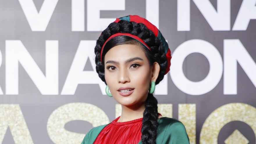 Trương Thị May tết tóc dài chấm đất, đội mấn xuất hiện trên thảm đỏ thời trang