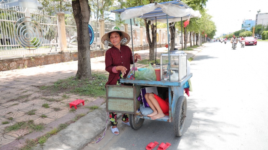 Chuyện người đàn bà nghèo bán bánh bò mưu sinh nuôi 2 cháu