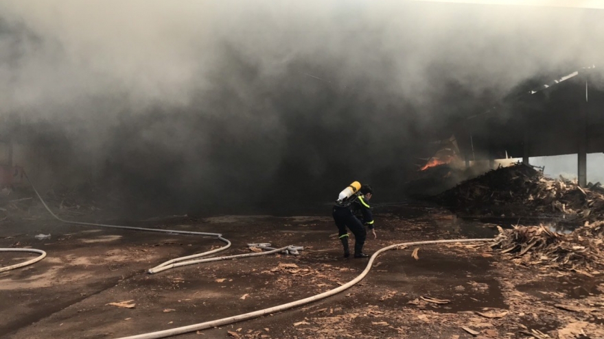 Cháy dữ dội tại công ty sản xuất, chế biến gỗ ở Bình Phước