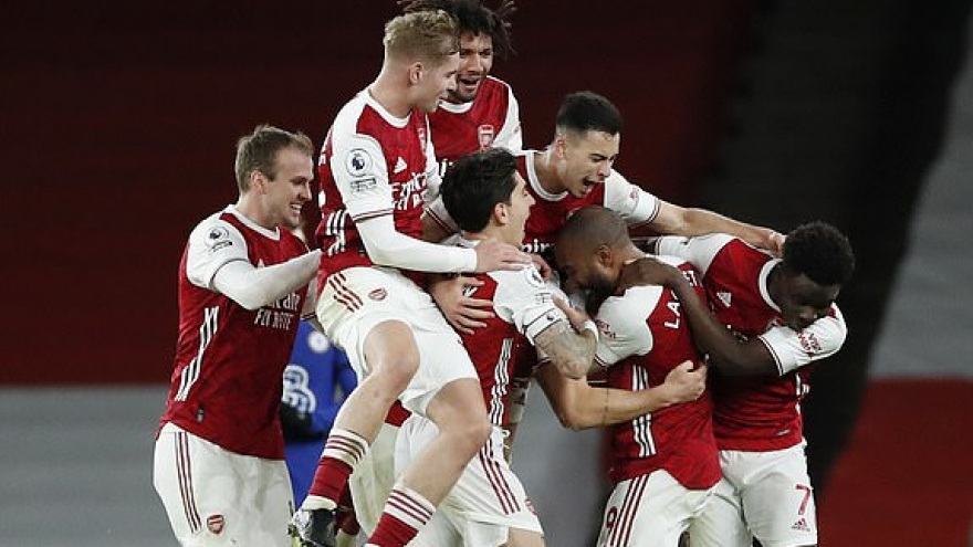 Xhaka lập siêu phẩm đá phạt, Arsenal bất ngờ đả bại Chelsea 3-1 trong ngày Lễ tặng quà