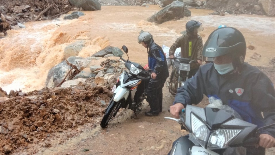 Mưa lớn tiếp tục gây sạt lở, chia cắt nhiều nơi ở miền Trung