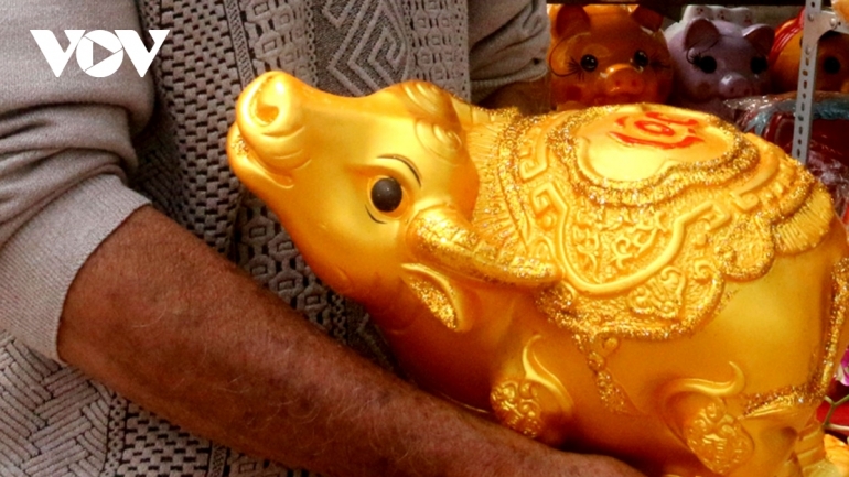 Buffalo-shaped ceramics go on sale ahead of Tet