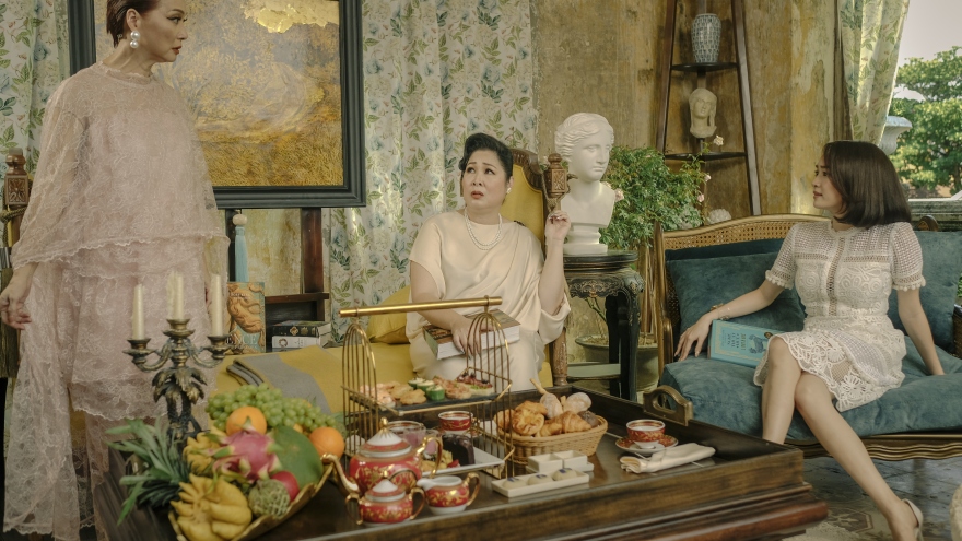 "Gái già lắm chiêu V" rời khỏi đường đua phim Tết vì dịch Covid-19