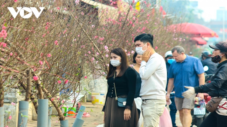 Bustling flower market ahead of lunar New Year holiday