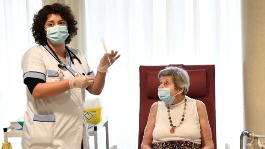 Chính phủ Pháp bị chỉ trích vì chiến dịch tiêm chủng quá chậm chạp