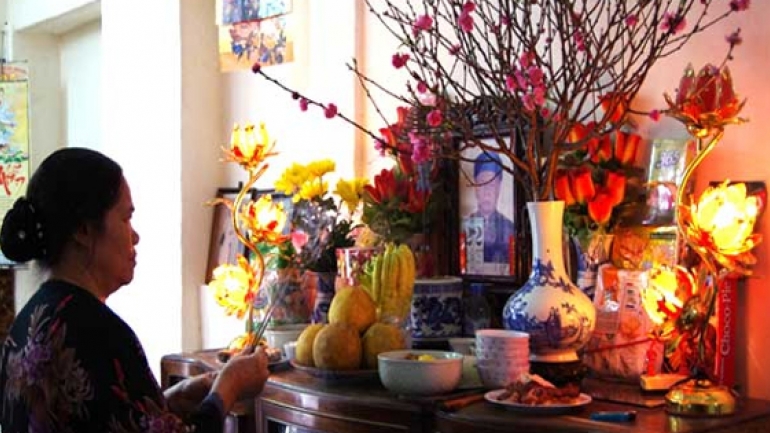 How do Vietnamese families decorate ancestral altar during Tet?