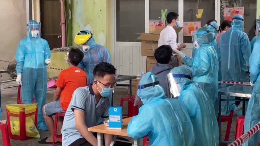 Khẩn cấp lấy mẫu xét nghiệm Covid-19 cho người dân tại khu Mả Lạng, TP.HCM
