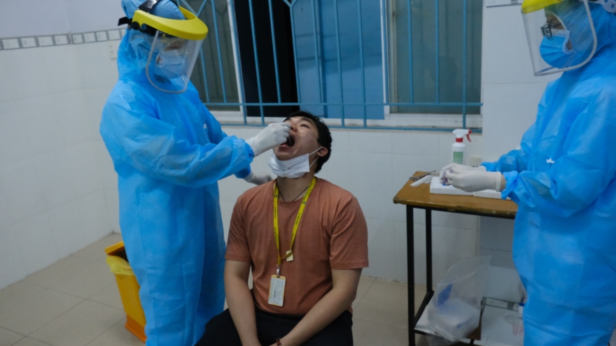 Kiểm soát chuỗi lây nhiễm liên quan đến sân bay Tân Sơn Nhất bằng xét nghiệm thần tốc