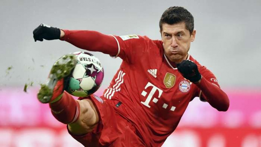 Lewandowski vượt qua thành tích ghi bàn của Raul Gonzalez