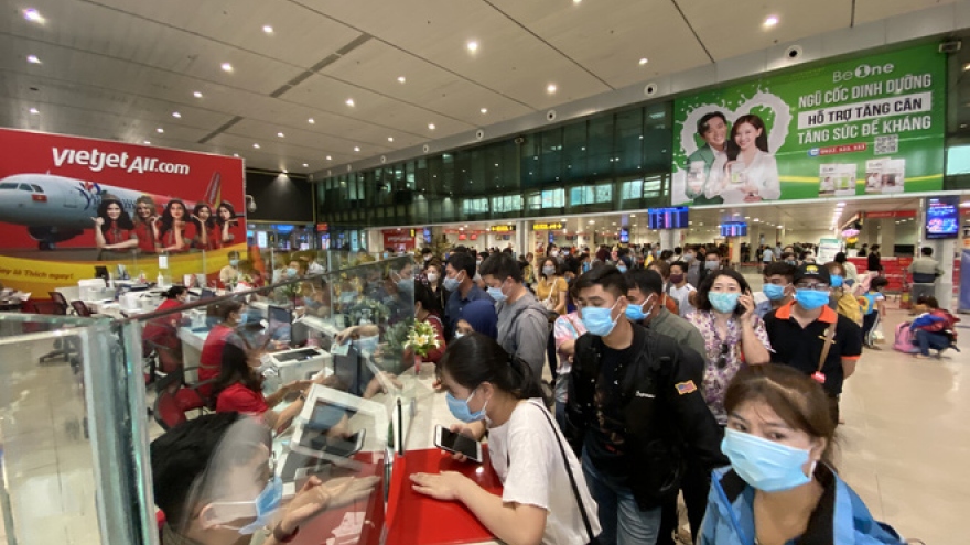 Khách đặt kín vé bay dịp Tết nhưng vẫn “nín thở” theo dõi dịch Covid-19