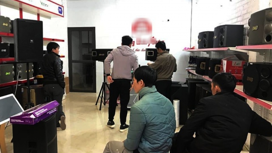 Ở nhà tránh dịch, thiết bị karaoke tại gia 'cháy hàng' đầu năm mới