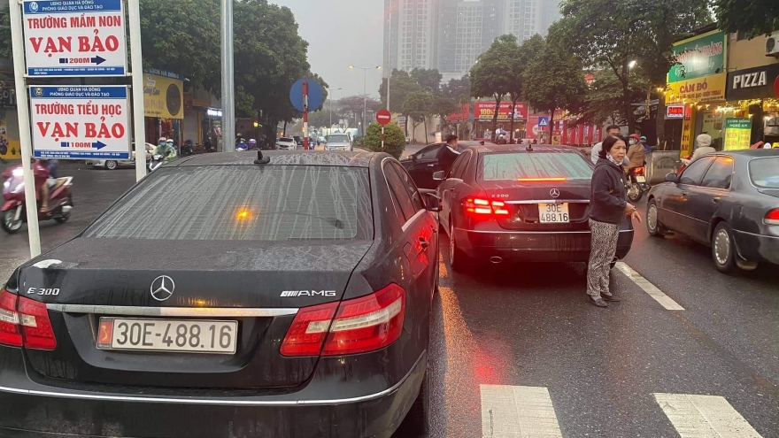 Tạm giữ hai "xế hộp" giống nhau như hai giọt nước trên đường phố Hà Nội