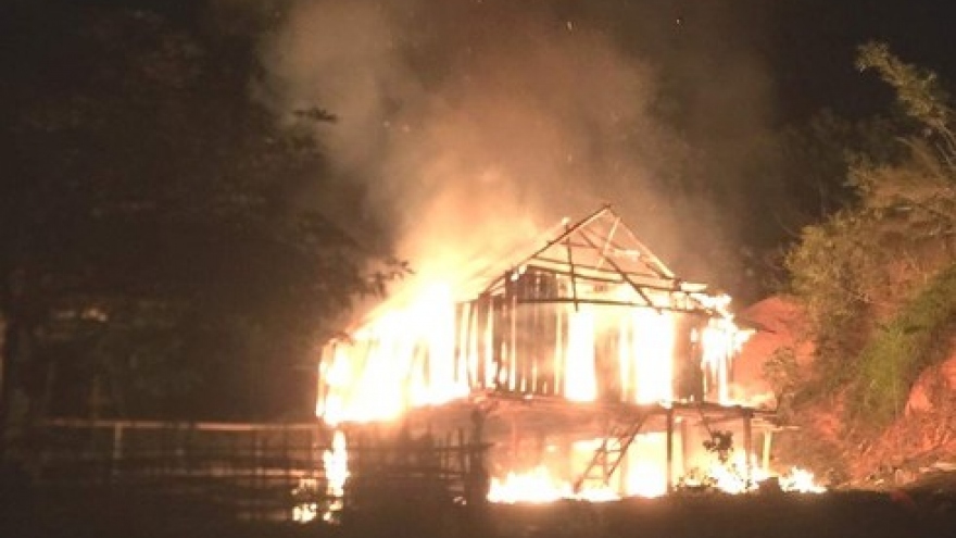 Xin tiền không được, cầm dao đuổi chém mẹ rồi phóng hỏa đốt nhà