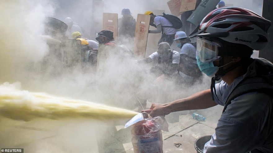 Trận chiến đổ máu giữa người biểu tình và chế độ quân sự Myanmar