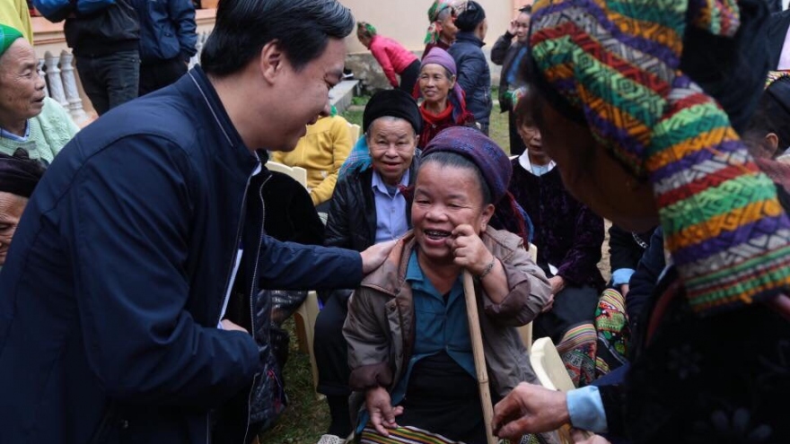 Những người phía sau bệnh nhân nghèo