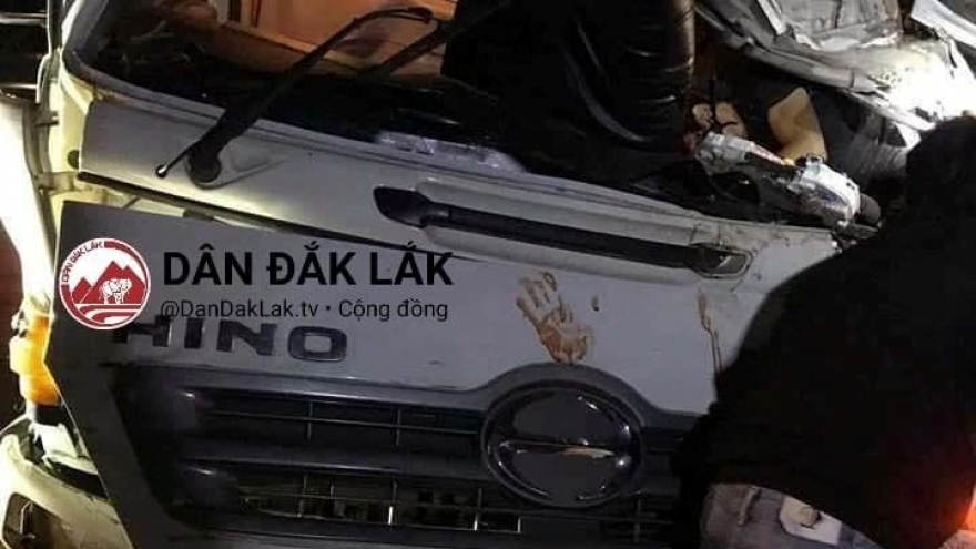 Lật xe tải trong đêm, hai người chết một người nguy kịch
