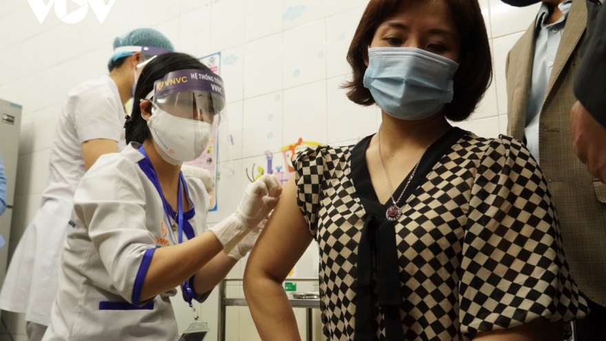Ngày đầu tiêm vaccine COVID-19 diễn ra an toàn, chưa ghi nhận phản ứng