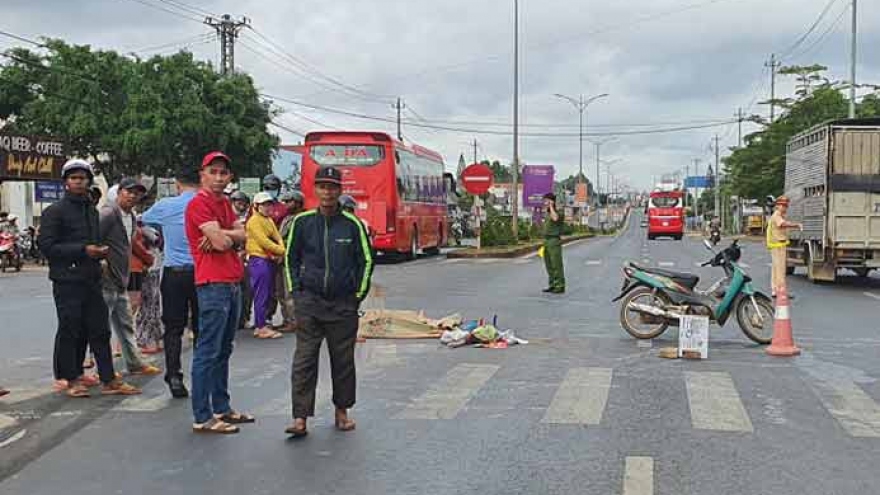 Xe khách tông xe máy từ phía sau, 1 người người chết, 2 người trọng thương