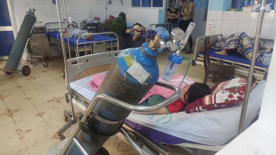 3 học sinh bị ngộ độc sau khi sử dụng kẹo thổi bong bóng mua trước cổng trường