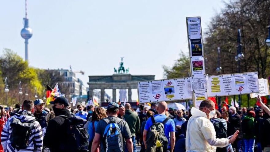 Nghị viện Đức thông qua luật trao thêm quyền chống dịch cho chính phủ liên bang