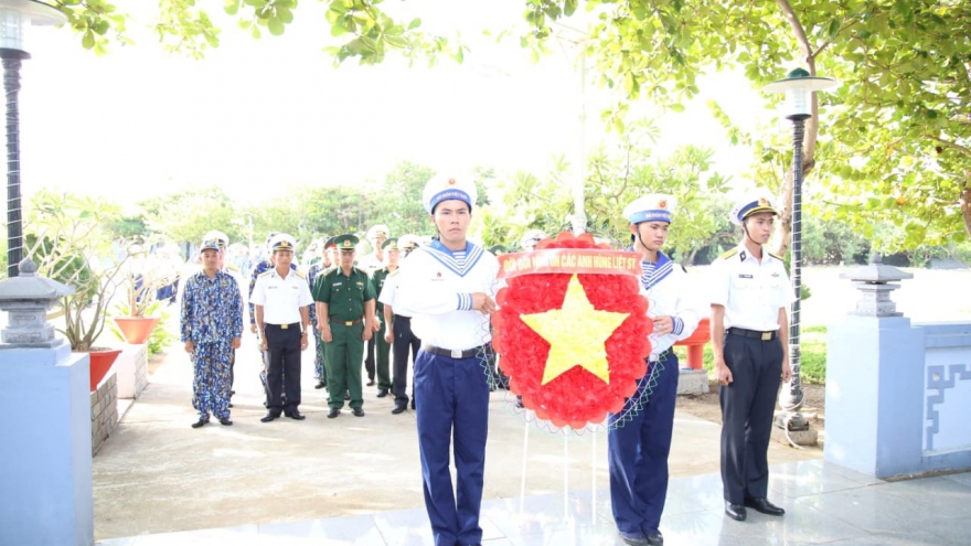 Lễ dâng hương kỷ niệm 46 năm Giải phóng Trường Sa