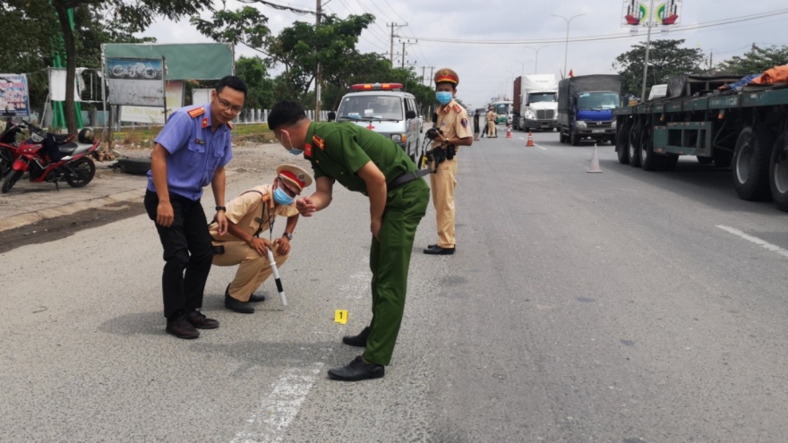 Gây tai nạn chết người, xe đầu kéo bỏ chạy trên QL 51
