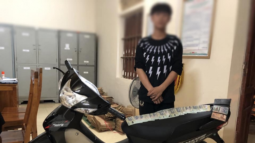 Mở két sắt trộm 12 chỉ vàng, bán lấy tiền mua xe mô tô tặng bạn gái