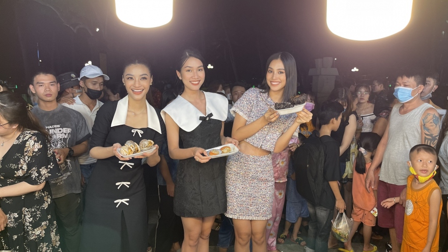 Tiểu Vy, Kiều Loan giản dị, hào hứng khám phá ẩm thực Vũng Tàu