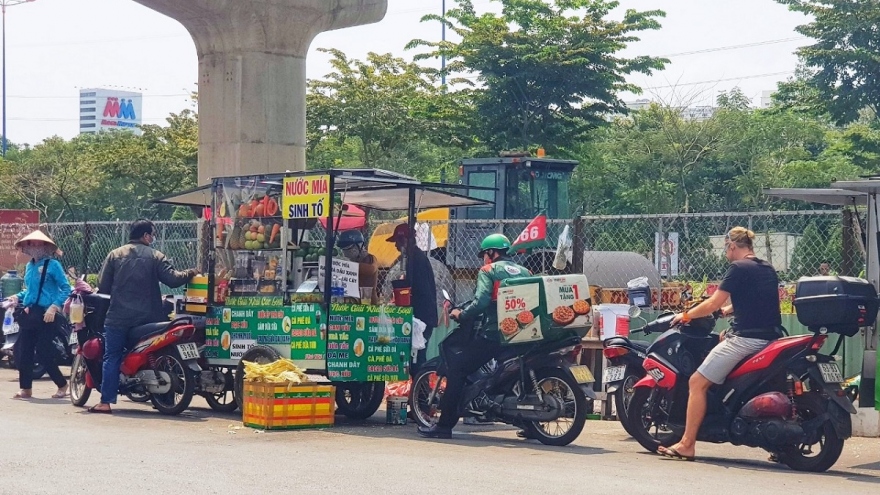 Bán nước ép, sinh tố vỉa hè thu tiền triệu trong ngày nắng nóng