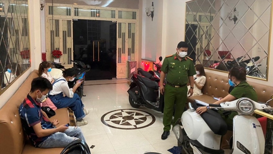 Quán karaoke Hera bất chấp lệnh cấm cho người nước ngoài chơi "bóng cười"