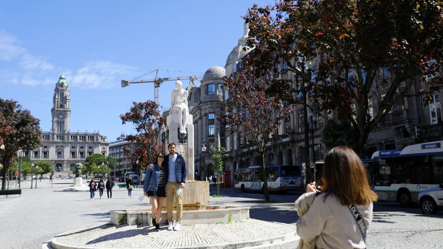 Du khách Anh đổ xô tới Bồ Đào Nha ngay ngày đầu mở cửa