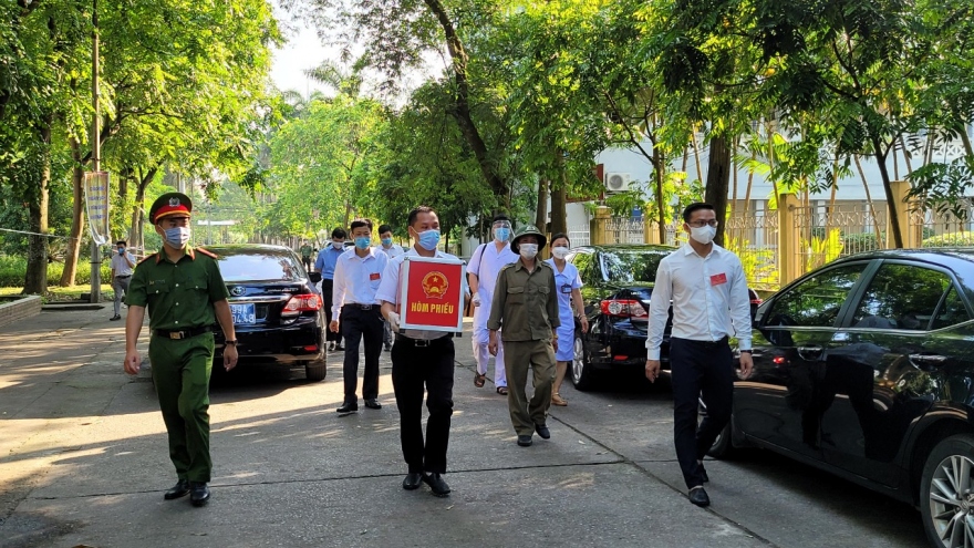 Cử tri lần đầu tiên được bầu cử trong hoàn cảnh đặc biệt tại khu cách ly tại Bắc Ninh