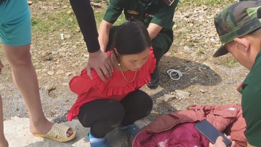 Bắt con nghiện giấu ma túy trong người để bán lẻ trên biên giới Y Tý