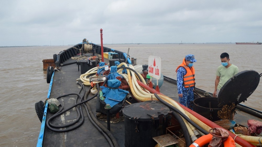 Bắt giữ tàu chở 25.000 lít dầu DO lậu