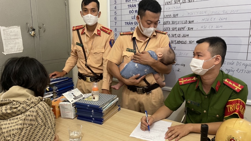 CSGT giải cứu người phụ nữ ôm con 5 tháng tuổi định nhảy cầu tự vẫn