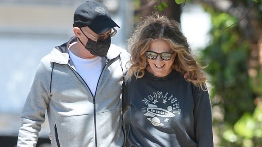 Tom Hanks thoải mái ôm vợ khi đi dạo trên phố