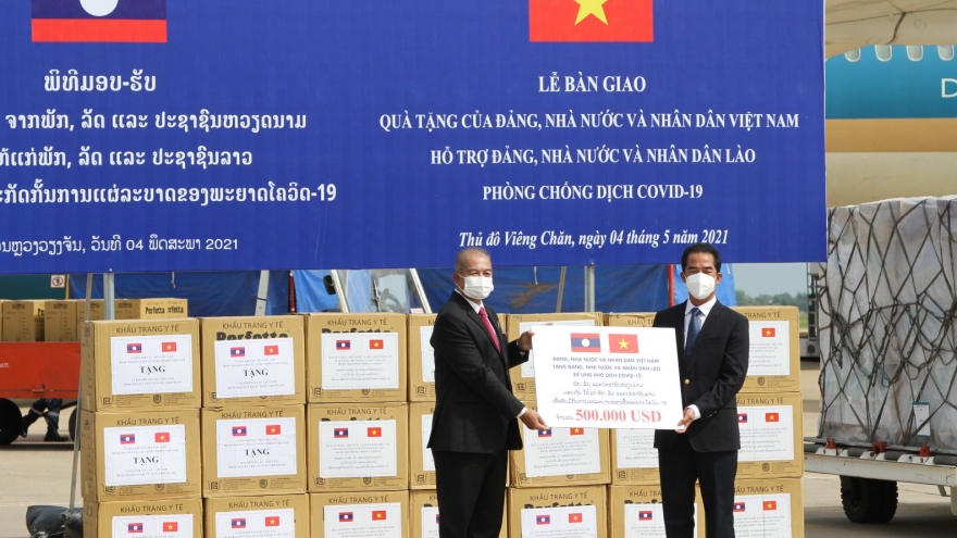 Việt Nam là quốc gia đầu tiên hỗ trợ Lào đối phó với sự bùng phát của dịch Covid-19