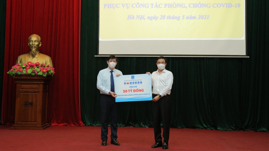 Petrovietnam trao ủng hộ 50 tỉ đồng cho Quỹ vaccine phòng Covid-19